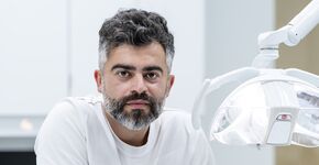 ‘Praktijkmanagers moeten tegengas durven geven’, stelt Poeya Mohtadili. ‘De manier waarop ik met jou omga, dient ook een model te zijn voor hoe jij met je medewerkers omgaat in de praktijk.' (Foto: Claudia Kamergorodski voor MO)