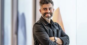 Praktijkhouder Poeya Mohtadili: ‘Waarom zouden we een alleenstaande moeder eruit willen gooien, omdat ze de boetes niet kan betalen? Medemenselijkheid is een waarde in mijn organisatie.’ (Foto: Claudia Kamergorodski voor MO)