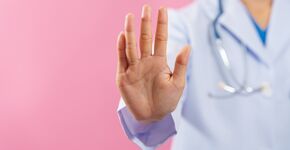 Een tandarts mag een patiënt niet weigeren op basis van alleen een onveilig gevoel, stelt de KNMT. Weigeren kan wel bij herhaald wangedrag, wanbetaling of een behandeling die de tandarts niet kan geven, mits vastgelegd in het dossier. (Foto: Shutterstock)
