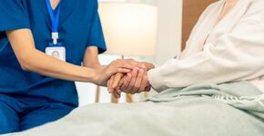 Palliatieve zorg thuis draait grotendeels op de huisarts en de wijkverpleging, maar het overleg en de coördinatie eromheen worden nu niet overal betaald. (Foto: Shutterstock)